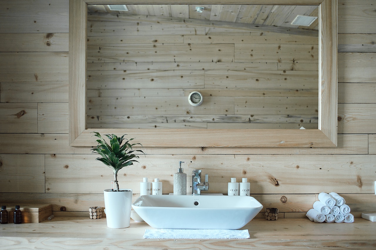 Drewniany blat pod umywalkę – czy to dobry wybór?