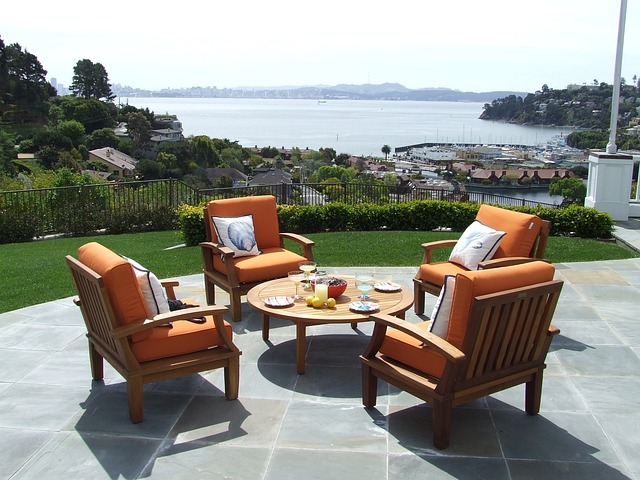 Meble ogrodowe dla strefy relaksu – poduszki na krzesła i inne