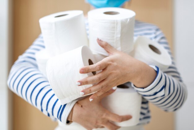 Jak podajniki na ręczniki papierowe wpływają na higienę w toaletach publicznych?