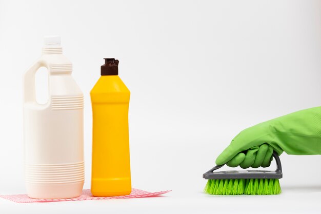 Jak wybrać idealny płyn uniwersalny do różnych powierzchni w domu?