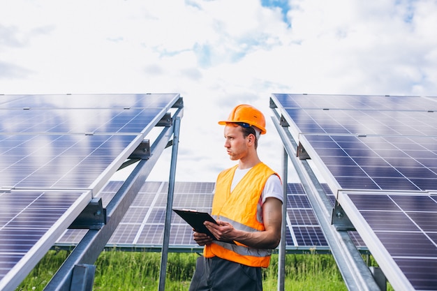 Wszystko, co musisz wiedzieć o wyborze odpowiedniego urządzenia do zarządzania energią w instalacjach fotowoltaicznych.
