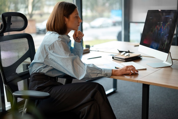Ergonomiczne krzesła: klucz do zwiększenia komfortu i wydajności pracy w biurze